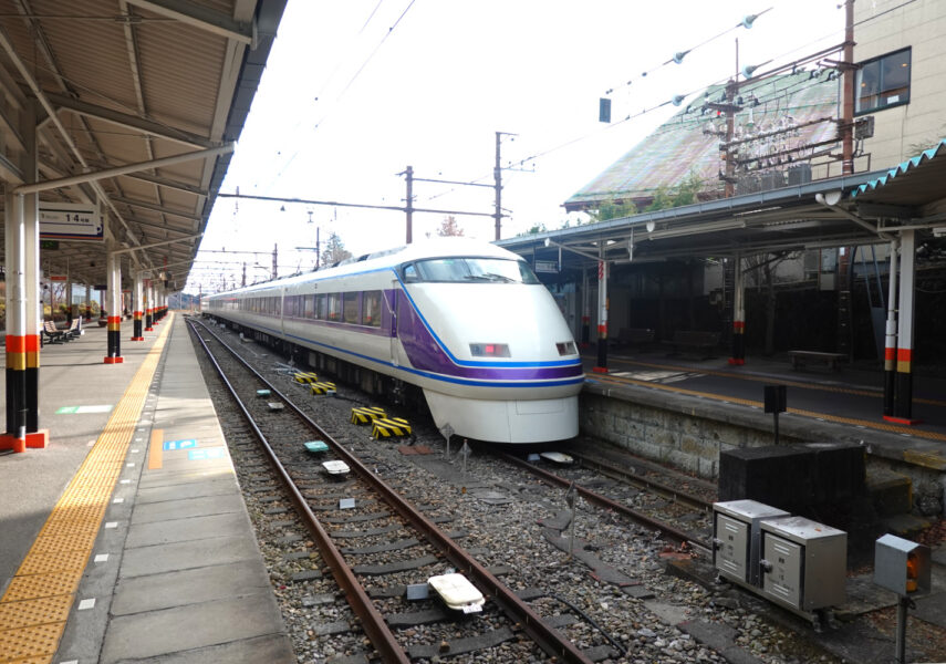 特急けごん７号（東武日光駅）