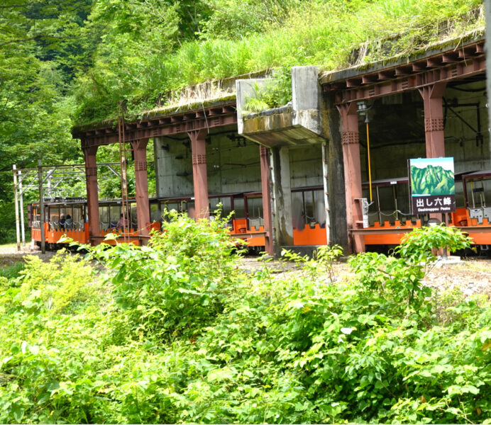 黒部峡谷鉄道・車窓（ねずみ返しの岩岸）