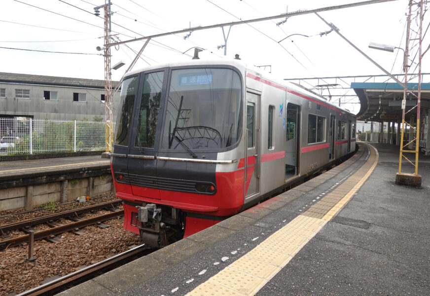 吉良吉田駅に停車中の３３００系