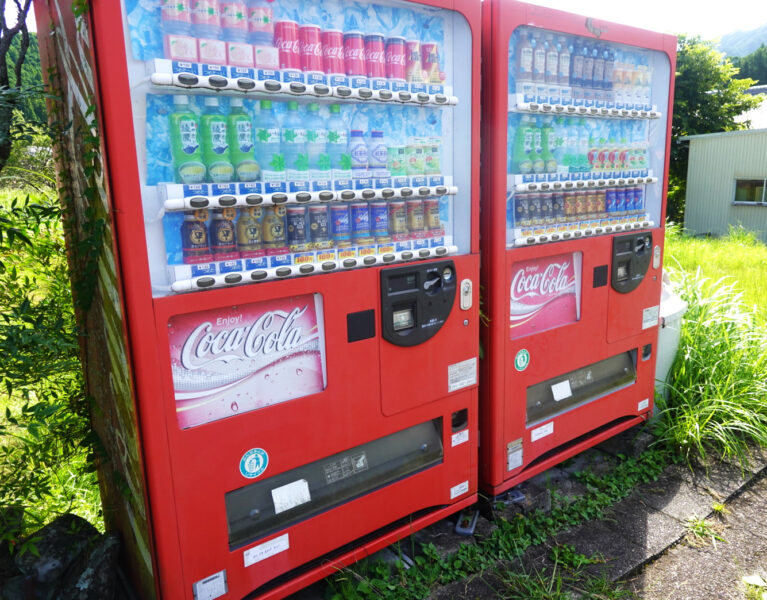 コカ・コーラ自動販売機（伊勢奥津駅前）