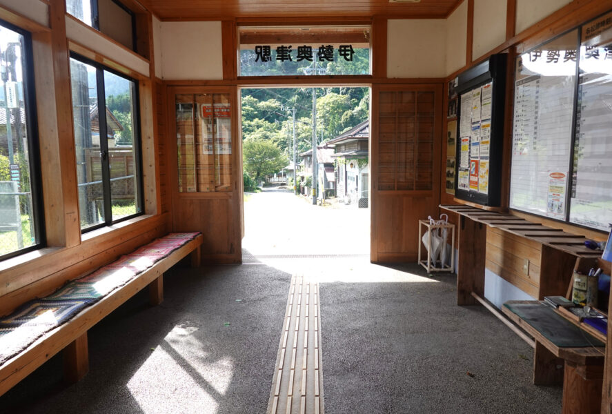 駅舎内（伊勢奥津駅）