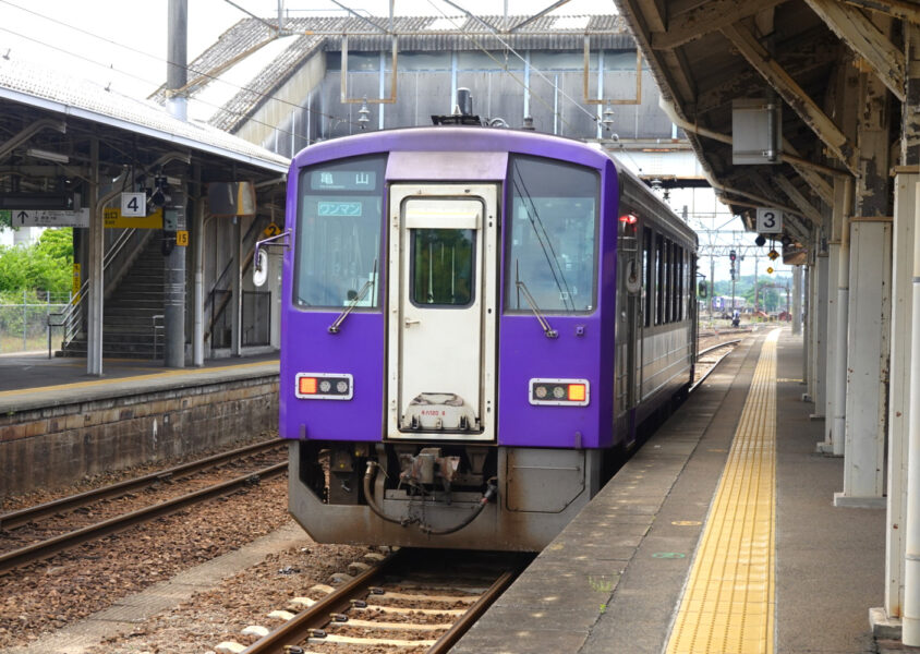 亀山駅（キハ120形）