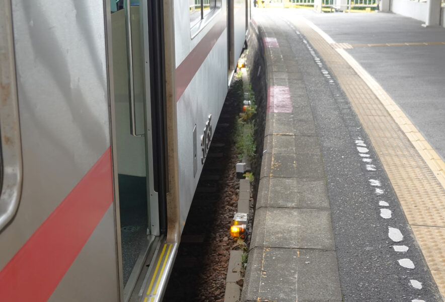 吉良吉田駅と列車の隙間