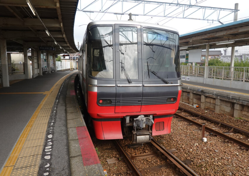 吉良吉田駅に停車中の３３００系