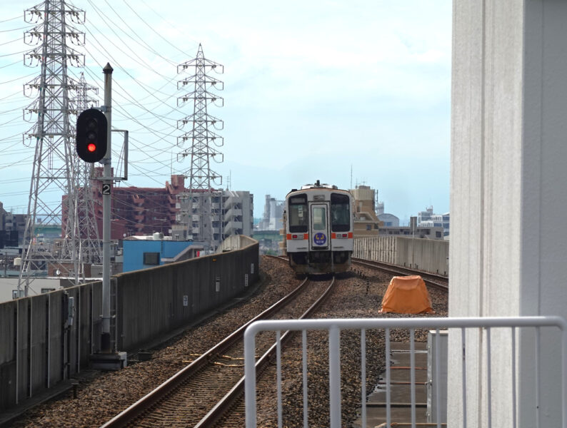 小田井駅から去るキハ１１形