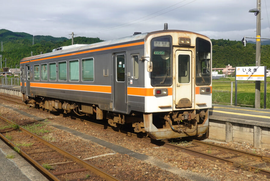 名松線・家城駅に停車中のキハ１１系