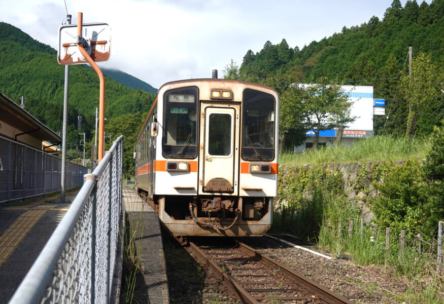 キハ１１形（伊勢奥津駅）駅舎寄り