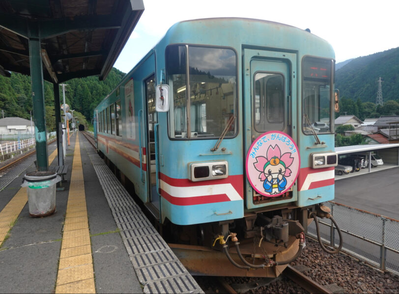 樽見駅に停車中の普通列車