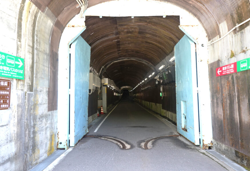 電気バスへの通路（黒部ダム駅）