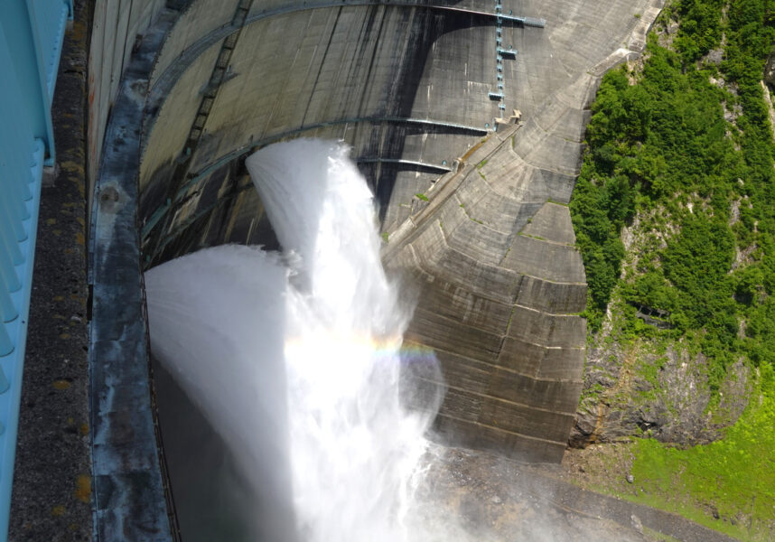 黒部ダムの放水