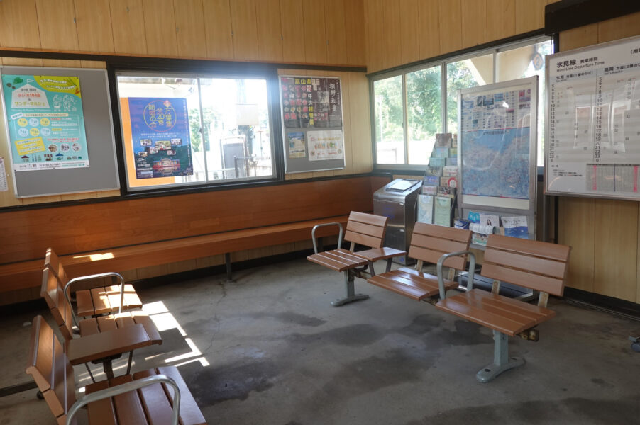 雨晴駅・駅舎内