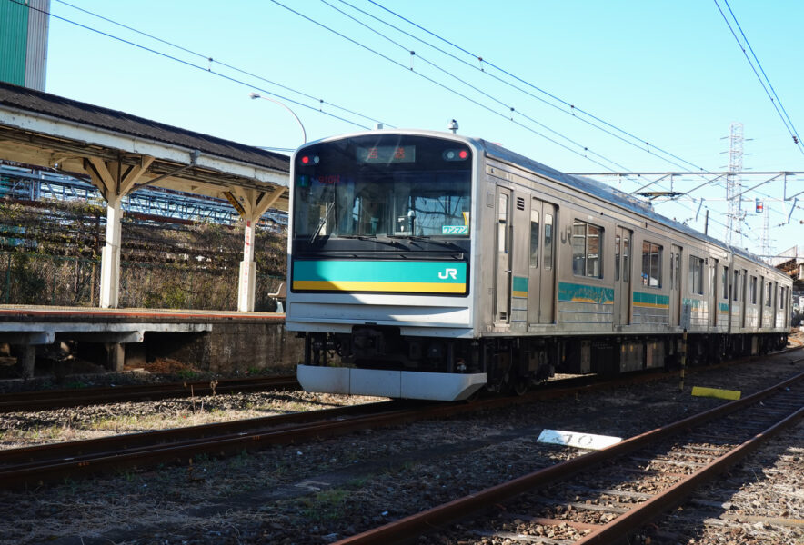 浜川崎駅を通過する２０５系