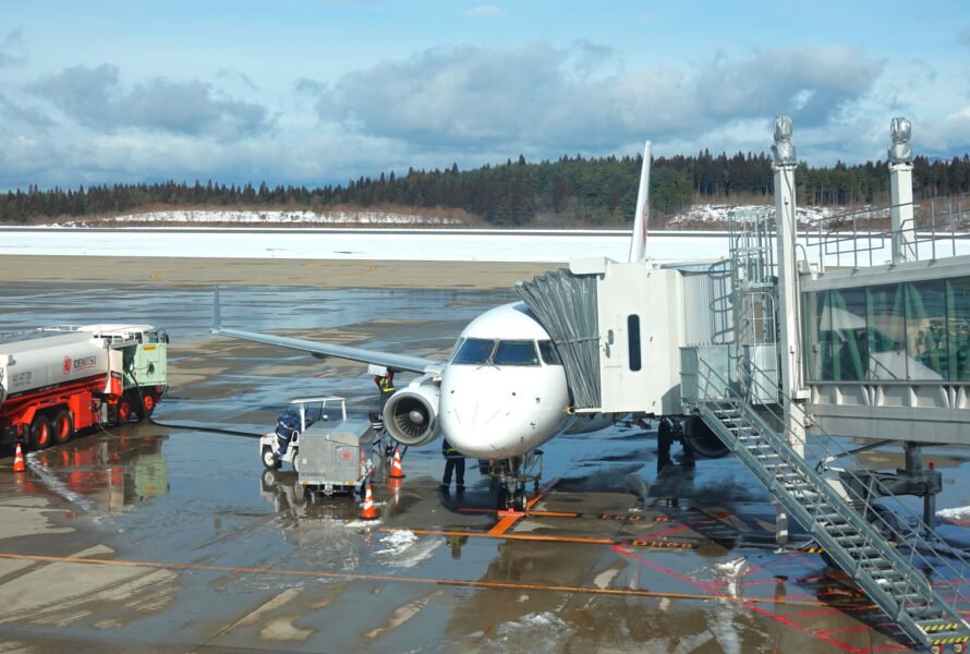 秋田空港に駐機中のE170