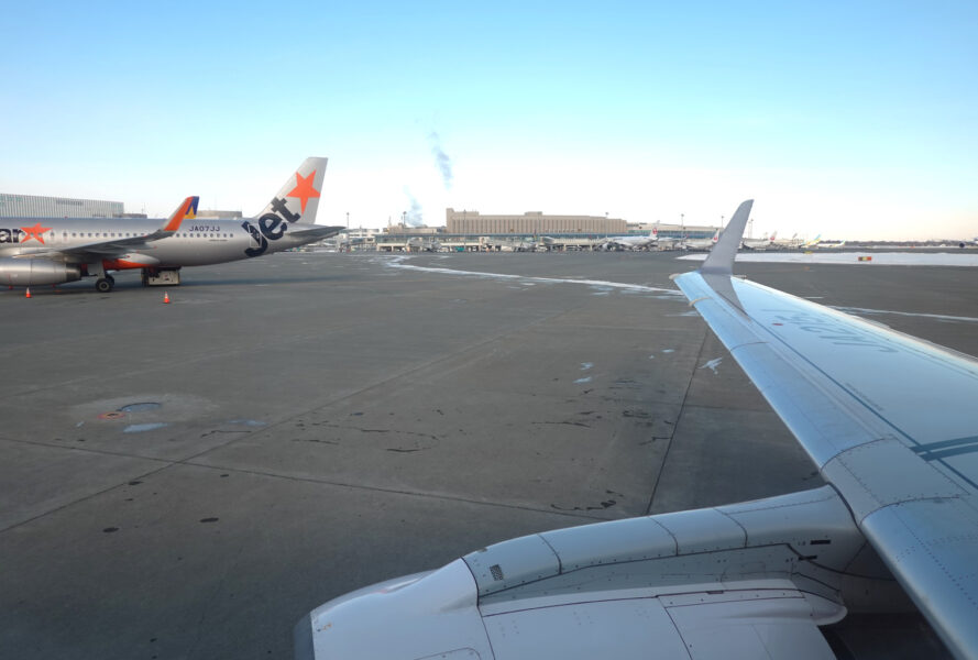JAL2821の機内（右手）車窓・新千歳空港