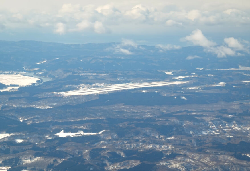 JAL2821の機内（右手）車窓・秋田空港