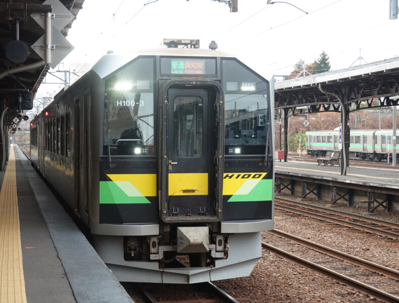 小樽駅に停車中のH100形