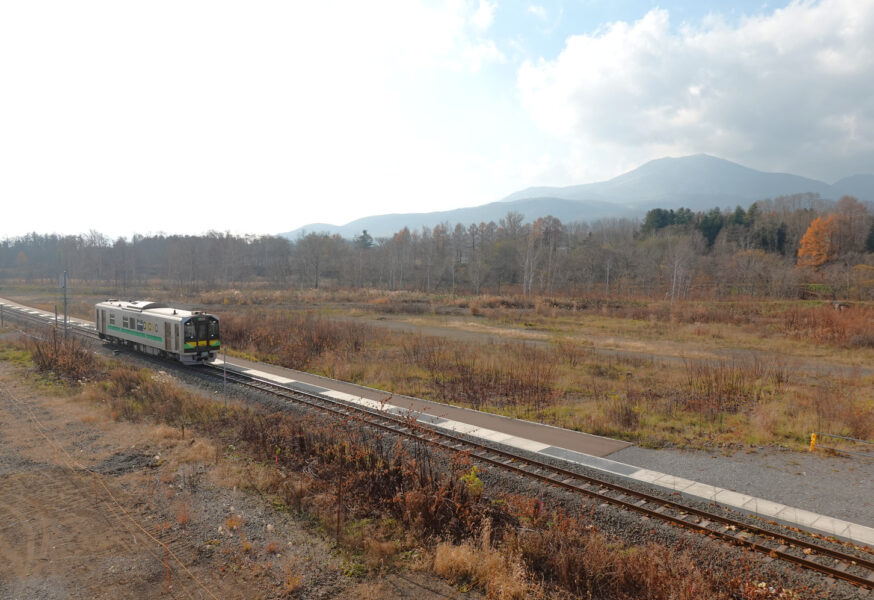 倶知安駅近くの橋からH100形