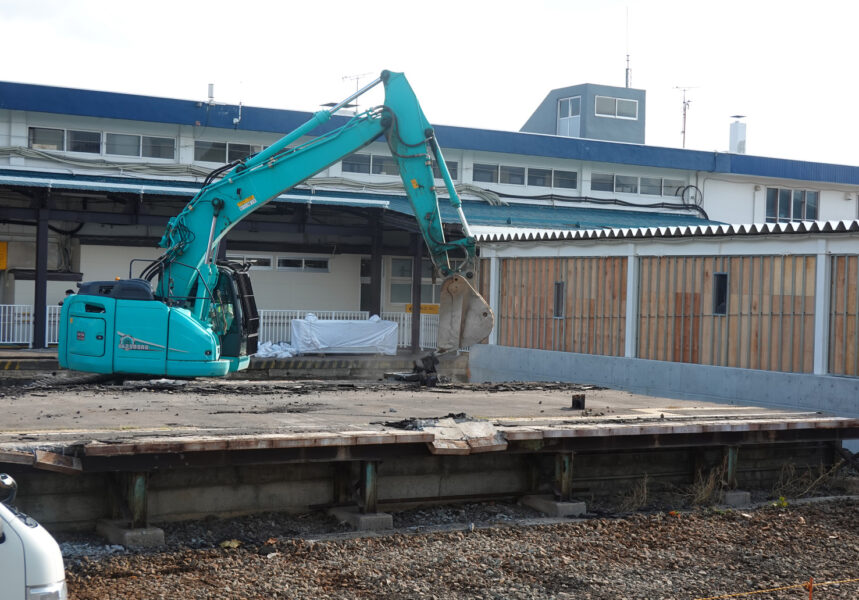 倶知安駅の旧ホームを取り壊し中