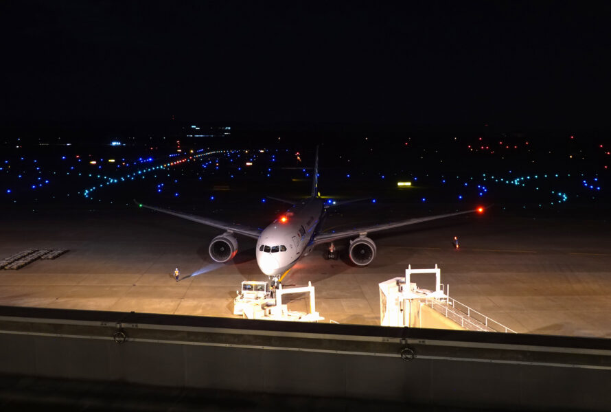 プッシュバック中のANA機（新千歳空港）