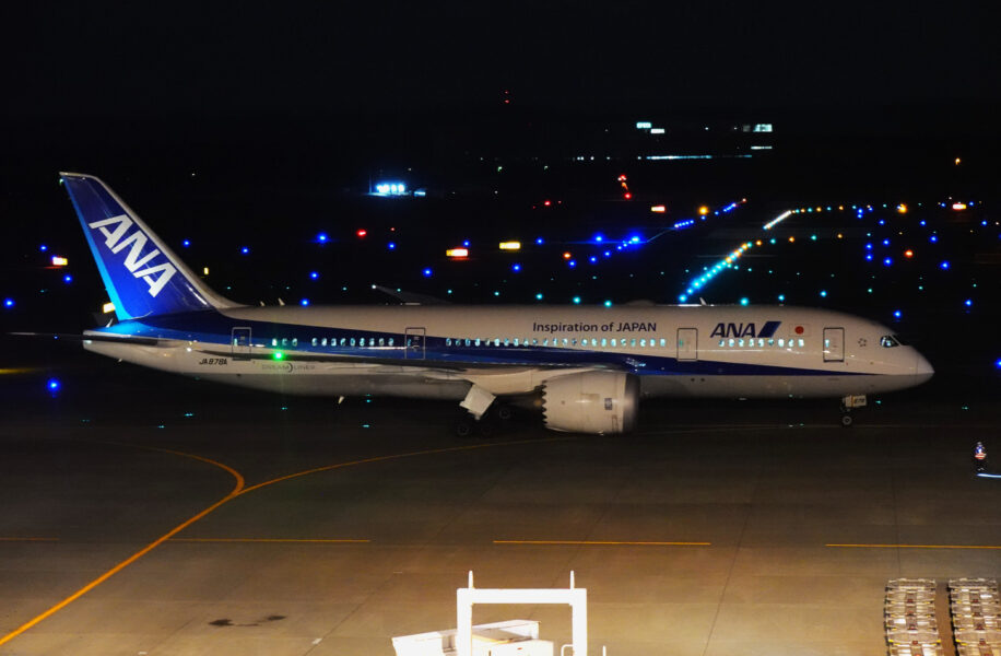 プッシュバック後のANA機（新千歳空港）