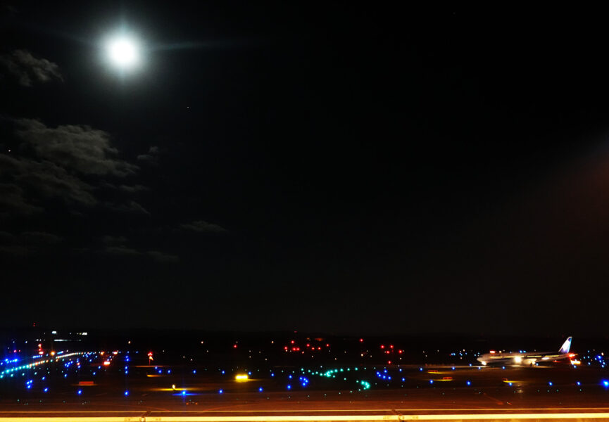 夜の新千歳空港