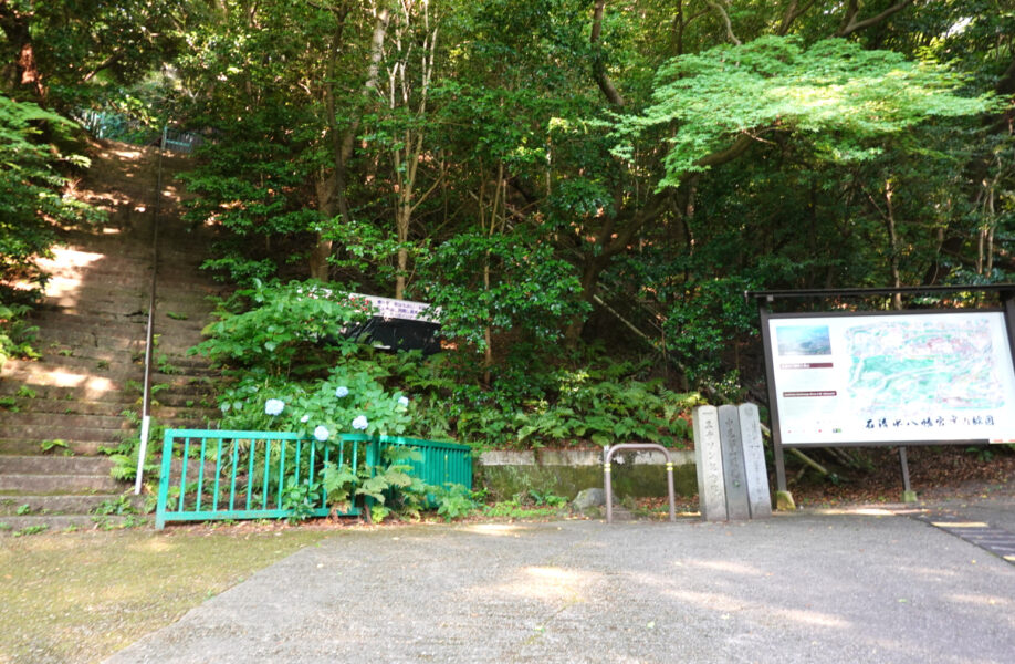 ケーブル八幡宮山上駅　駅前の階段