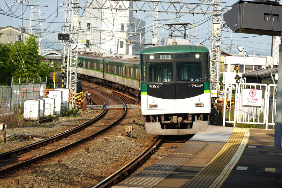 石清水八幡宮駅を通過する京阪電車（回送）