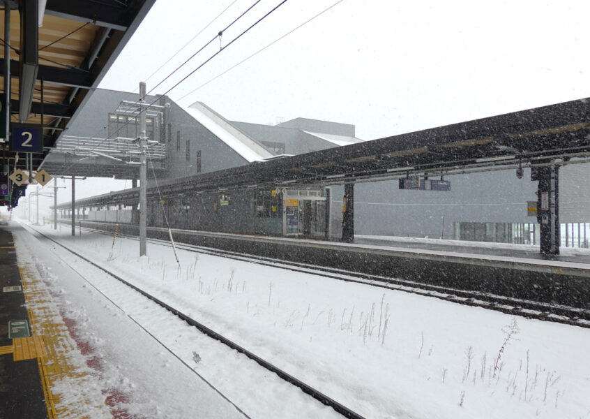 新函館北斗駅・函館本線ホーム