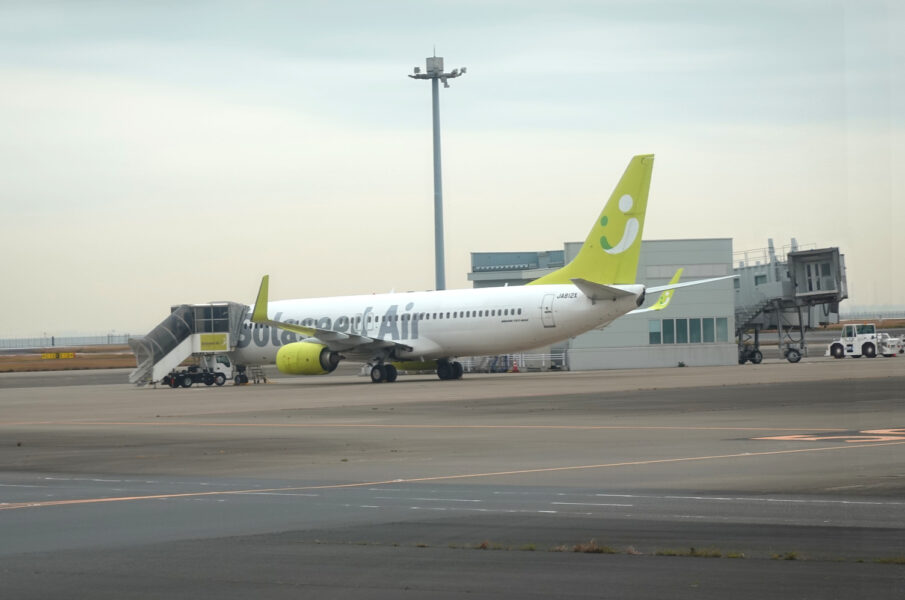 駐機中のソラシドエア（B737-800)