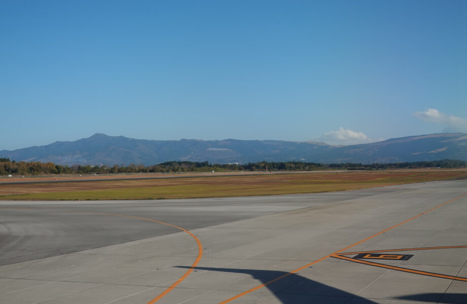 熊本空港タキシング中　阿蘇