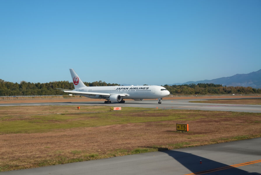 熊本空港タキシング中　JAL機