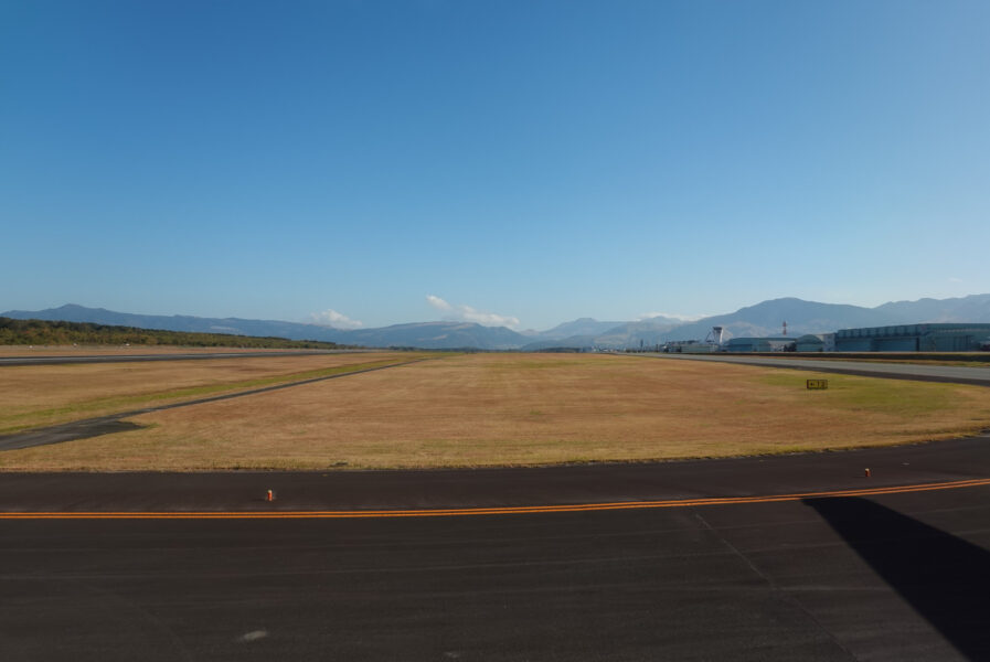 熊本空港タキシング中　阿蘇