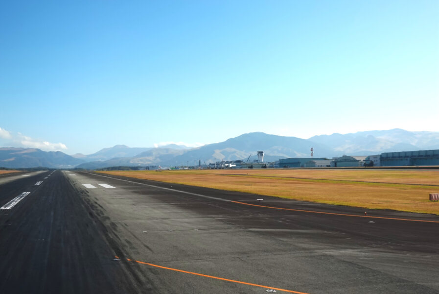 熊本空港タキシング中　阿蘇