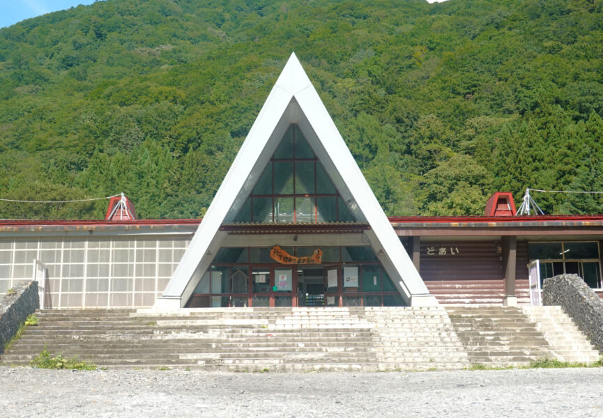 山小屋をイメージした駅舎（土合駅）