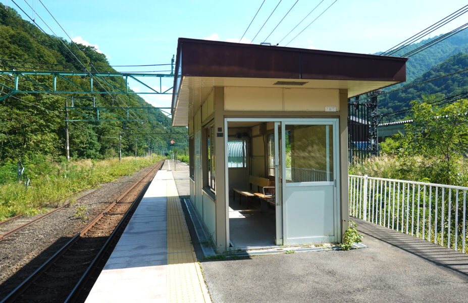 土合駅上りホーム（ホーム中間の待合室）