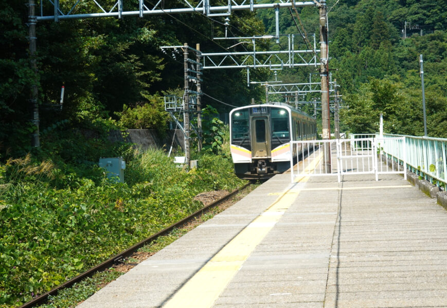 湯檜曽駅に到着する普通列車・水上行き