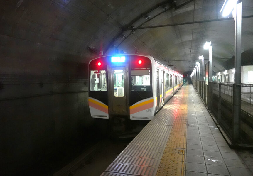 土合駅を出発するE129系（下りホーム）