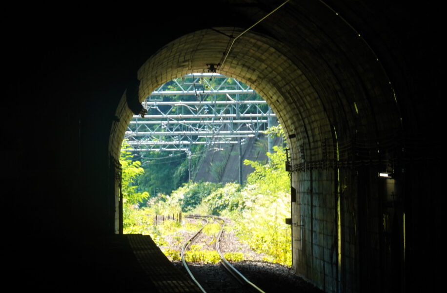 湯檜曽駅・上りホームからトンネル出口