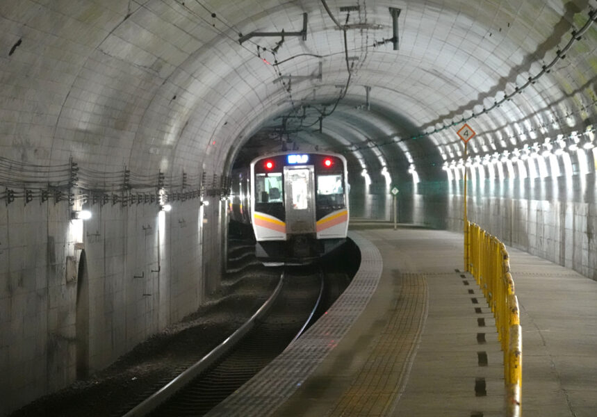 湯檜曽駅を出発した普通列車