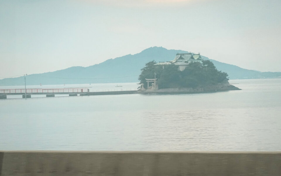 特急しおかぜ２４号　車窓（津島神社）