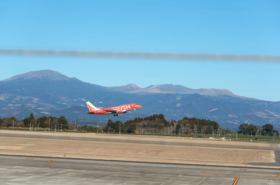 鹿児島空港を離陸するFDA