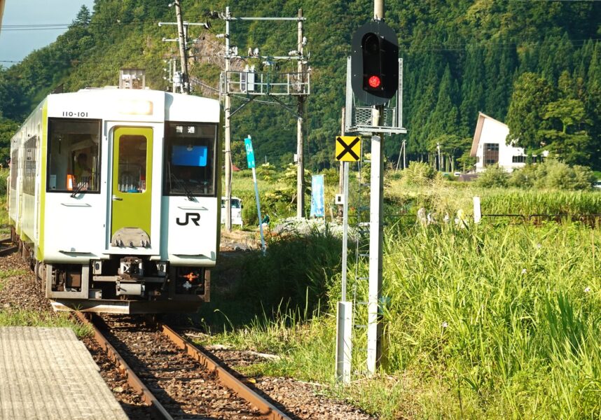只見駅に到着する普通列車(426D)