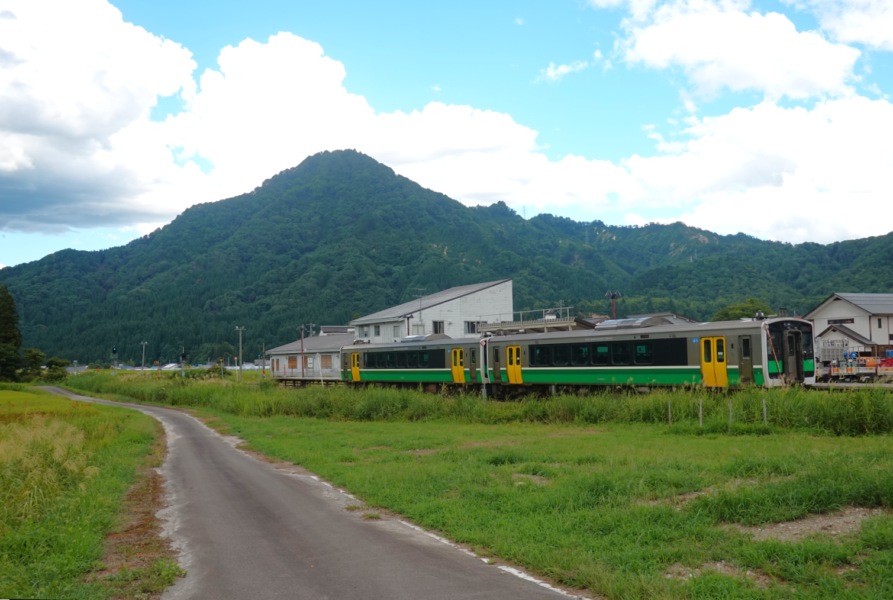 只見駅に停車中の430D