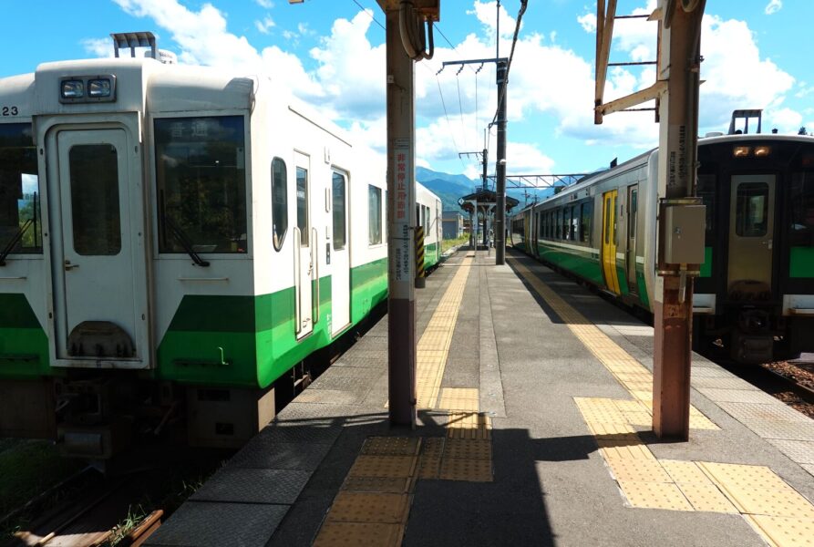 小出駅に停車中の只見線の列車