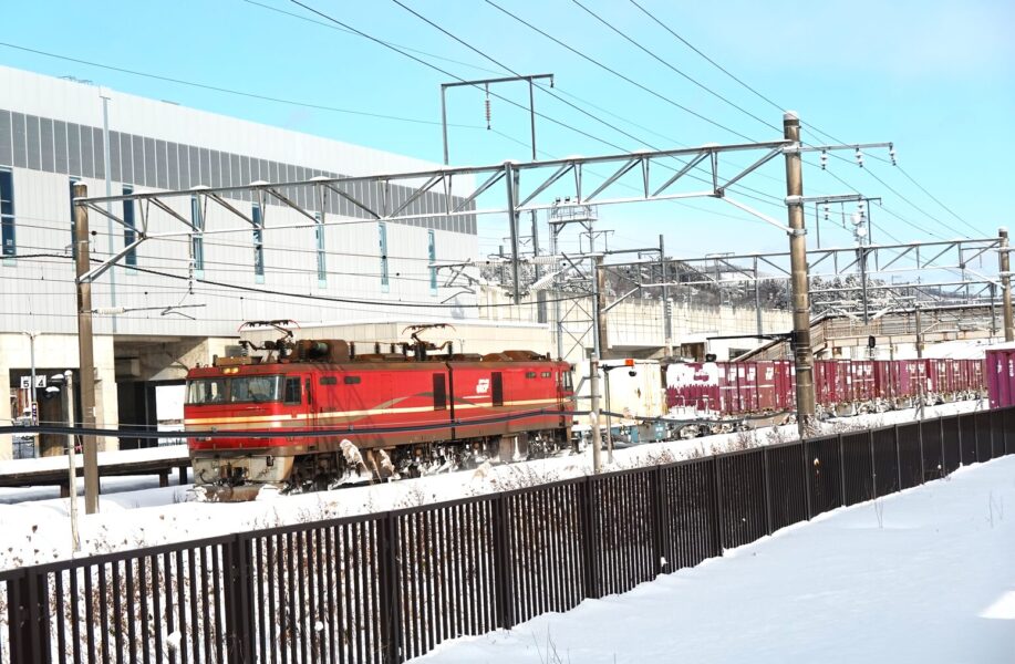 木古内駅に停車する貨物列車）