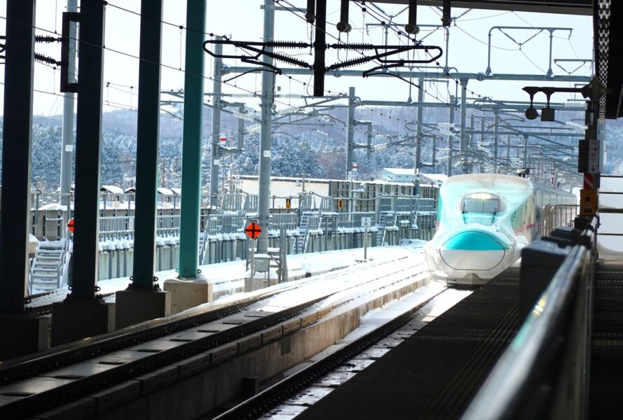 木古内駅に入線するはやぶさ