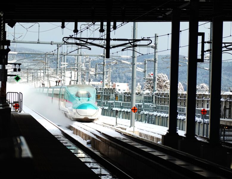 木古内駅を通過するはやぶさ22号