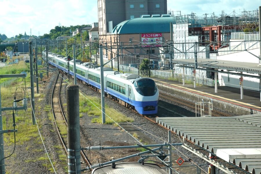 石岡駅を通過する特急ひたち