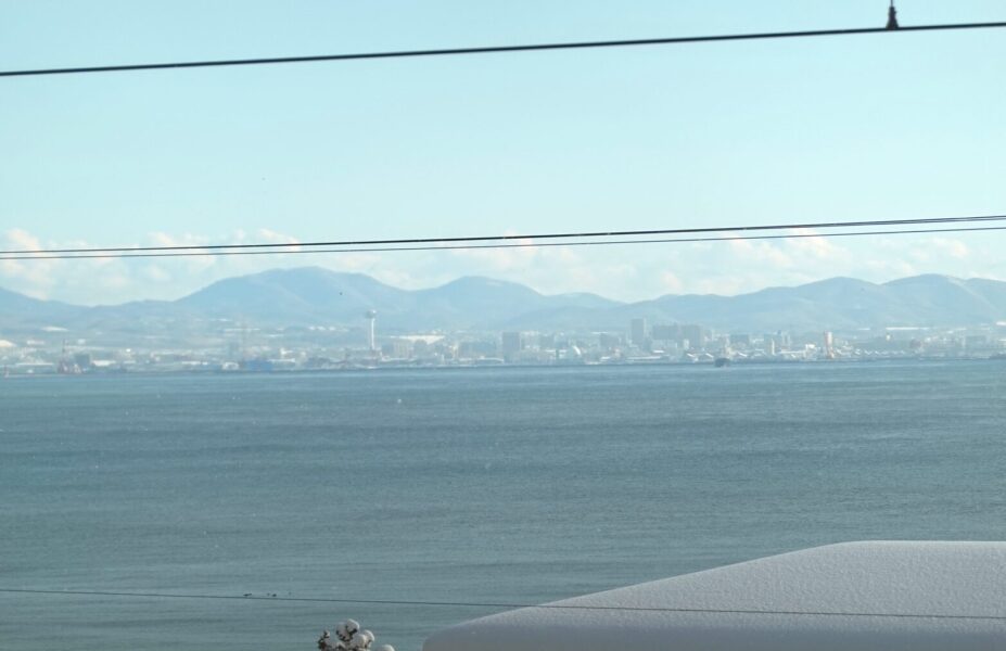 道南いさりび鉄道の車窓（函館湾）