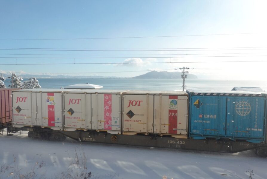 道南いさりび鉄道の車窓（函館湾）貨物列車と行き違い（矢不来信号場）